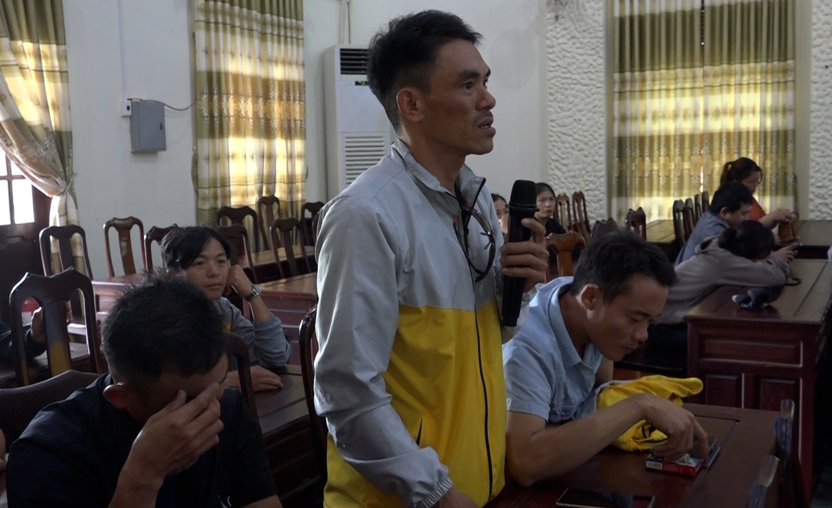 đại diện nguoiy lao động trao đổi 1 số thông tin